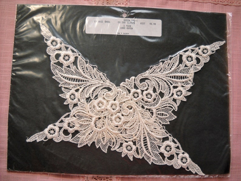 Vintage Queen Craft Lace Collar NOS