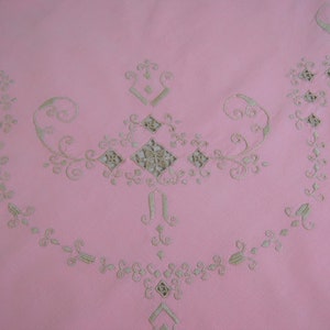 Vintage rosa broderad linneduk eller frukostduk och servetter, silverbroderi och utskärningar