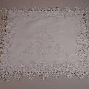 Vintage vit broderad linneduk med spetskant