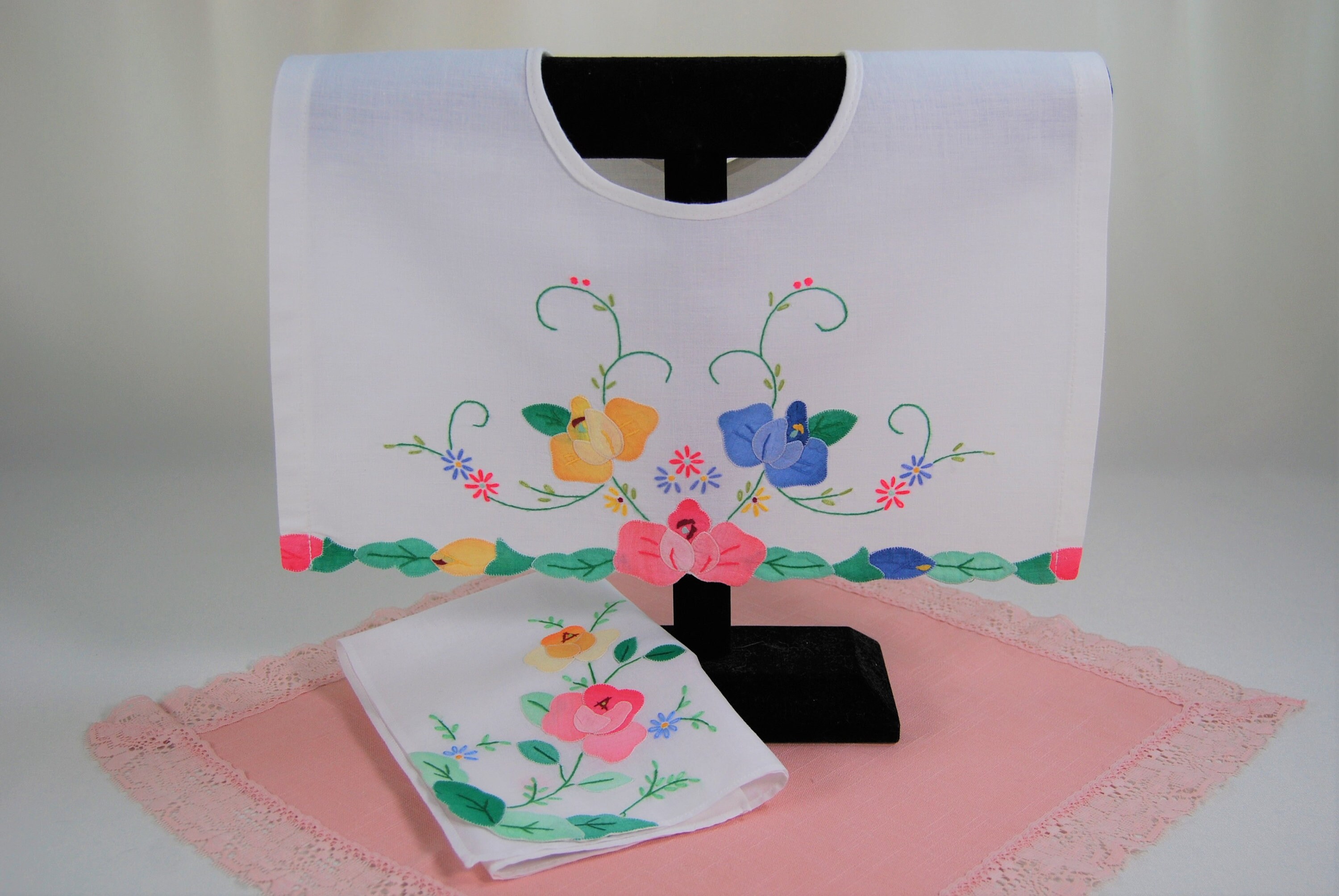 Vintage Detachable Appliqued and Embroidered Collar, Matching ...