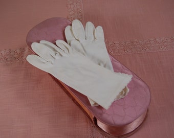 Vintage White Wrist Length Gloves