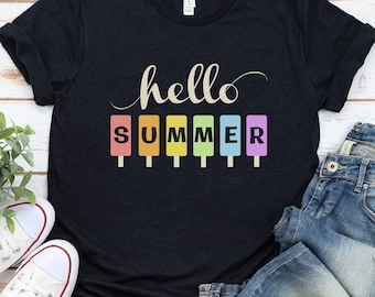 Puede incluir: Una camiseta negra con el texto "hello summer" en letras blancas cursivas. La palabra "summer" está escrita con gráficos de paletas de colores.