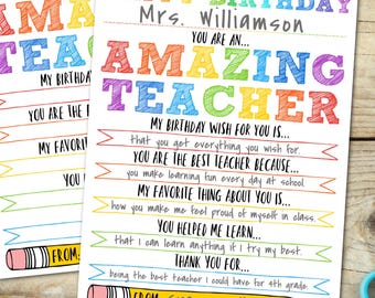 Puede incluir: Dos coloridas tarjetas de cumpleaños para un profesor. Las tarjetas dicen "Feliz Cumpleaños" y "Maestro Increíble" en colores arcoíris. Una tarjeta está personalizada para la Sra. Williamson, con un mensaje de Grayson, con fecha de 2025.