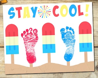 Puede incluir: Una colorida impresión con las palabras "STAY COOL!" en azul, rojo y amarillo. La impresión presenta ilustraciones de paletas rojas, amarillas y azules y arte de huellas rojas y azules. La impresión está sobre un fondo blanco con un diseño de arena marrón.