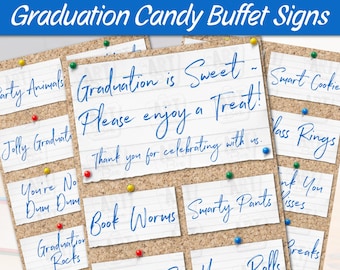 Puede incluir: Veinte carteles imprimibles para un buffet de dulces de graduación. Los carteles presentan una variedad de juegos de palabras sobre el tema de la graduación, como "Graduation is Sweet - Please enjoy a Treat!" y "Smarty Pants".