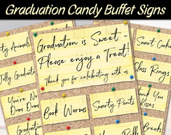 Puede incluir: Veinte carteles amarillos con texto negro sobre un fondo de corcho. Los carteles tienen juegos de palabras sobre el tema de la graduación, como "Graduation is Sweet - Please enjoy a Treat!" y "Book Worms".