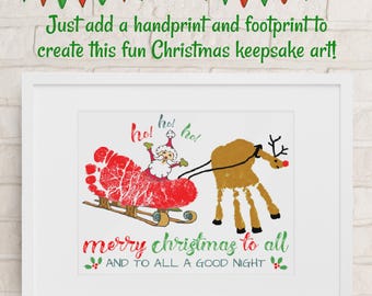 Op de afbeelding: Een printbaar kerst knutselwerk voor kinderen met een rode voetafdruk van Sinterklaas in een slee getrokken door een rendier gemaakt met een handafdruk. De tekst luidt "Ho! Ho! Ho! Prettige Kerstmis voor iedereen en een goede nacht."