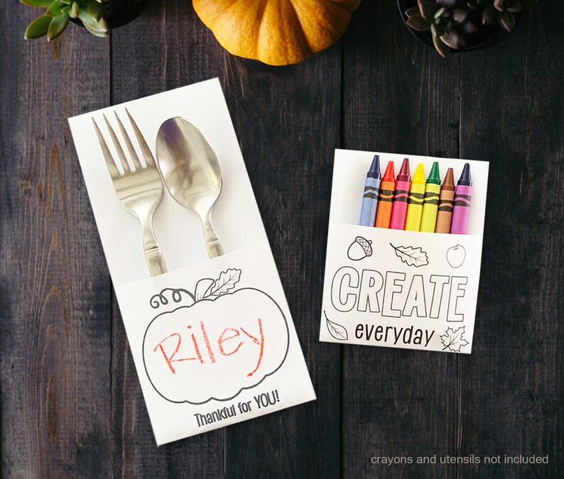 Pu&ograve; includere: Una tovaglietta di carta bianca con un disegno di zucca e il nome "Riley" scritto all'interno. La tovaglietta comprende una forchetta e un cucchiaio e il testo "Thankful for YOU!" in basso. Un biglietto di carta bianca separato con un disegno di zucca, ghianda e foglia include il testo "CREATE everyday" e una fila di otto pastelli.