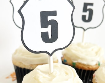 Niestandardowe ozdoby na babeczki urodzinowe w kształcie samochodu wyścigowego - zestaw 12 sztuk