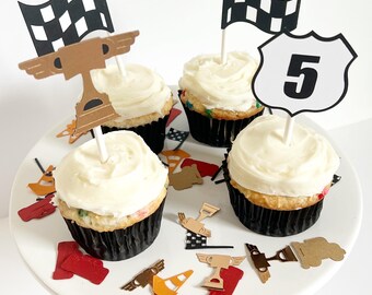 Ozdoby na babeczki w kształcie samochodów. Spersonalizowany wiek.