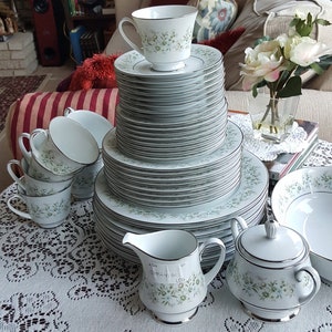 Porzellan Set für 8 Noritake Savannah Komplettes Geschirr Set 45 Teile Platinverzierungen Grünes Laub Hellblaue Rosa Blumen auf Weiß