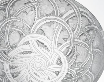 Lalique "Pinsons" geschnitzte Kristallschale - Vintage französisches Art-Deco-Glas (23 cm, Modell 10-386)