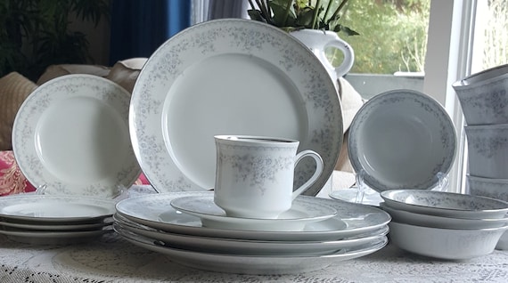 China Set for 8 Johann Haviland Royal Lace Dinnerware Set 55 Piece
