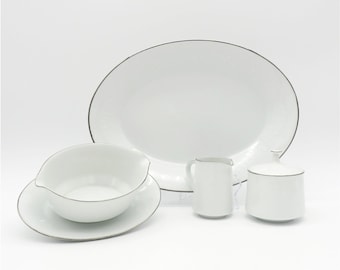 Juego de anfitriona de 4 piezas Noritake Reina (#6450Q) / Juego de vajilla Blanco sobre flores y hojas blancas, adorno de platino / reemplazo de vajilla China.