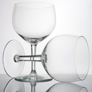 Zwei (2) Baccarat Rebelais Wasserkelch Großes Weinglas Claret Bordeaux Rot Chardonnay Französisches Trinkgefäß Antikes Glas Midcentury Barzubehör