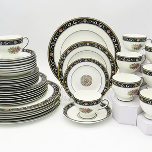 Conjunto de porcelana Wedgwood Runnymede para 8 pessoas, azul escuro, conchas rosa e elementos florais, louça de Ação de Graças, conjunto de porcelana Estate, porcelana fina