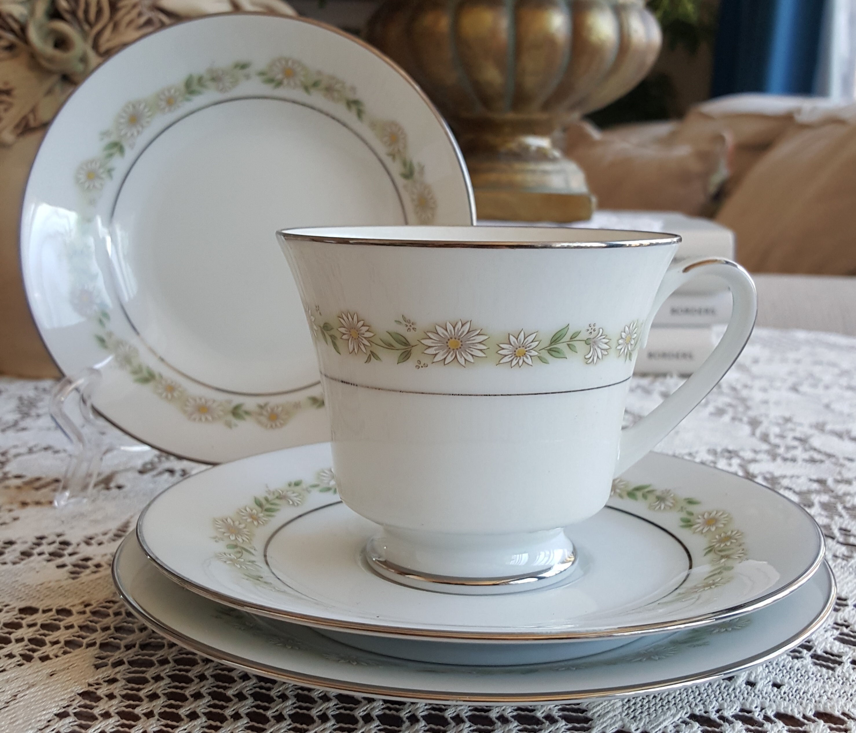 Breakfast for 6 Noritake Trilby China Set 4 Piece Setting Tan/gray