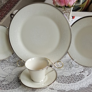 Lenox Moonspun China Set for 8 (40 Pieces),  Wedding Gift Cream Body White Flower Platinum Trim Luxury Dinnerware Set, Discontinued