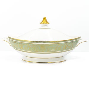 Royal Doulton English Renaissance Oval Covered Vegetable Dish - Vintage English Bone China (10", 1963-1996)