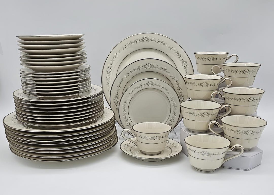 お盆セール！　洋書　Peace and War　谷川俊太郎／Noritake VINTAGE NORITAKE M JAPAN 79 PIECE SET 1930 PRE WAR Bone