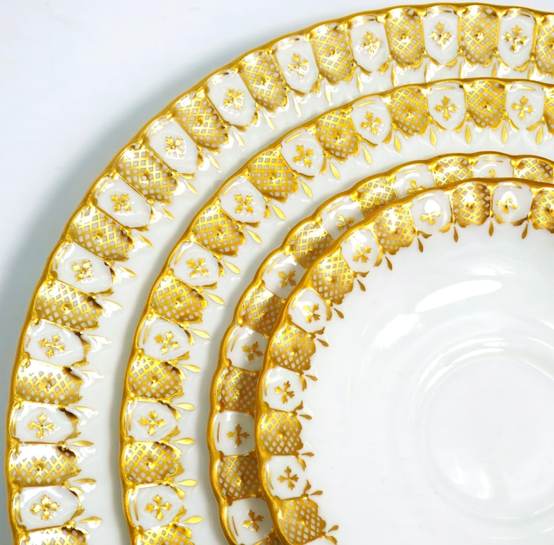 Royal Crown Derby Heraldic Gold, set da tavola da 20 pezzi, servizio per 4, porcellana fine vintage, prodotto in Inghilterra, fuori produzione, set di porcellana immagine 9