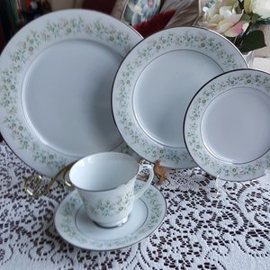 Set for 4 Noritake Savannah | 5 Piece Place Setting Dinnerware Set Platinum Trim Green Foliage Light Blue pink Flowers on White Wedding Gift