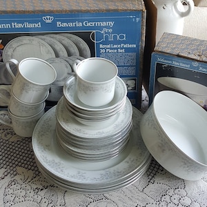 China Set voor 8 Johann Haviland Royal Lace Dinnerware Set 55 Piece Bavaria Duitsland Wit blauwe lavendel Floral Platinum Trim Wedding