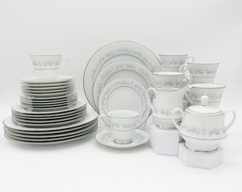 Juego de vajilla Marywood de Noritake para 6 personas, 32 piezas, con azucarero y jarra para leche, diseño floral azul y detalles en platino, vajilla de lujo