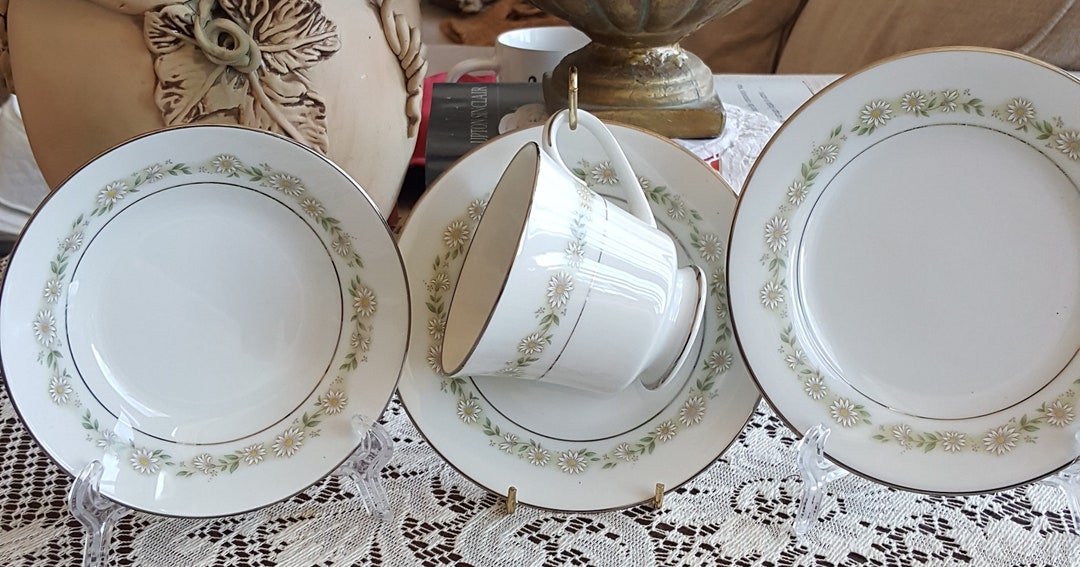 Breakfast for 6 Noritake Trilby China Set 4 Piece Setting Tan/gray