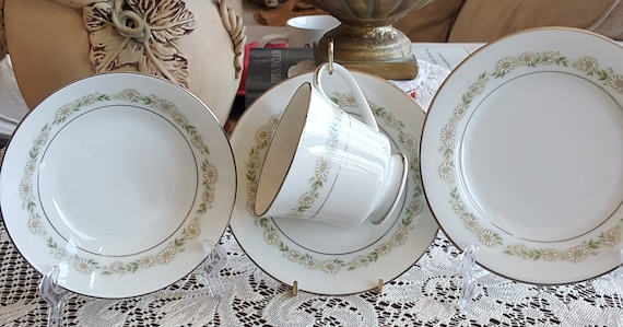 Breakfast for 6 Noritake Trilby China Set 4 Piece Setting Tan/gray