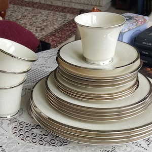 LENOX Moonspun 20 Piece China Set for 4,  Wedding Gift Cream Body White Flower Platinum Trim Luxury Dinnerware Set, Discontinued