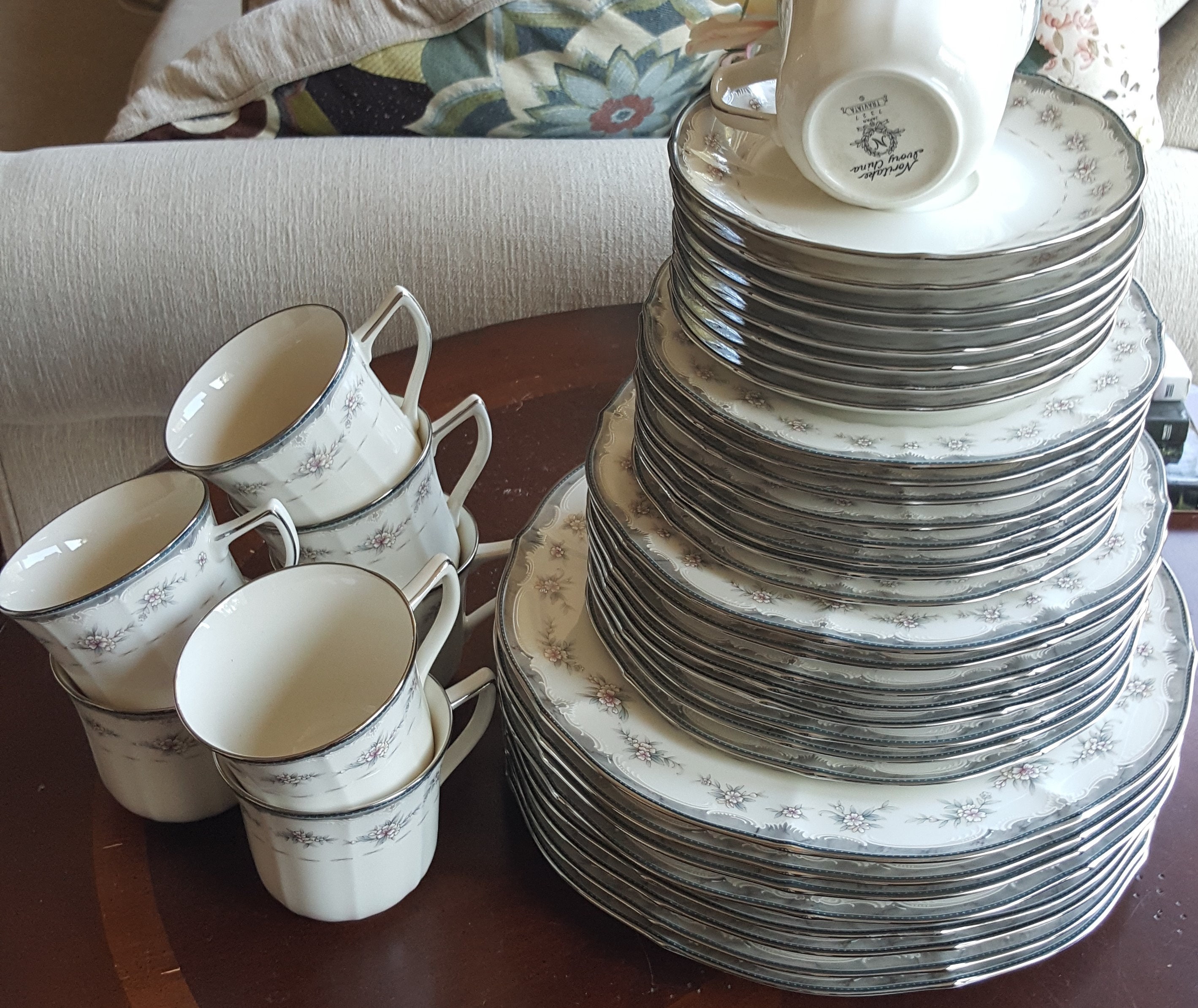 Service for 8 Noritake Traviata Dinnerware Set 40 Piece Fine China