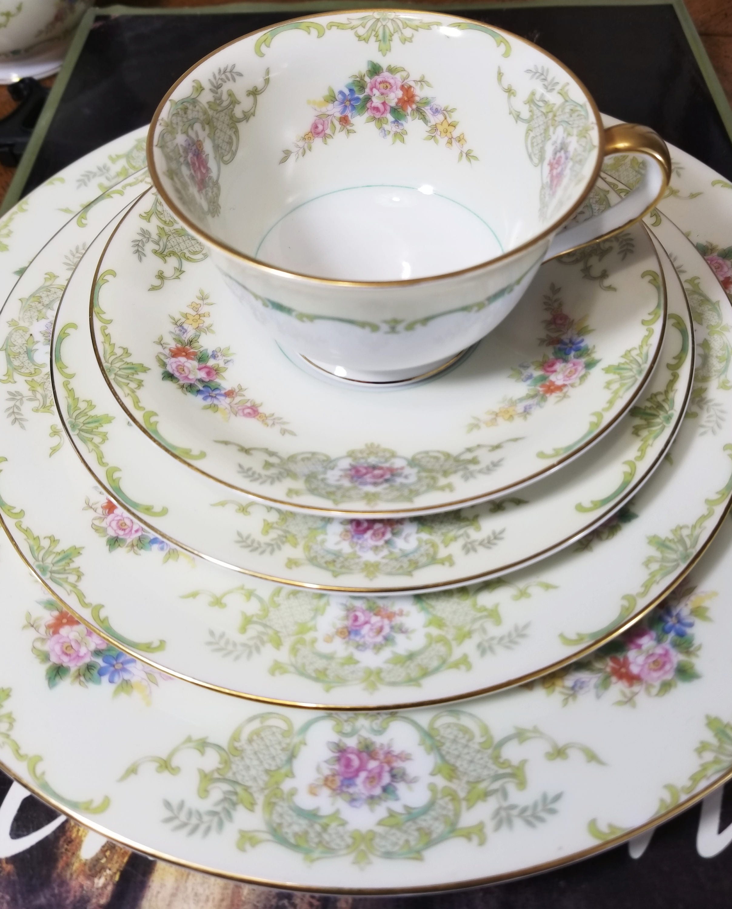 China Set for 10 Guests | Noritake Glendola (79-piece
