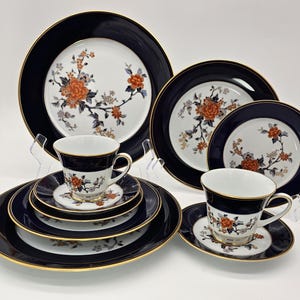 Noritake Carmine, zestaw 2, pięcioelementowy zestaw obiadowy, kobaltowo-niebieski pasek, kwiatowy środek, porcelana Vintage Fine China, wycofany ze sprzedaży, Legacy, złote wykończenie