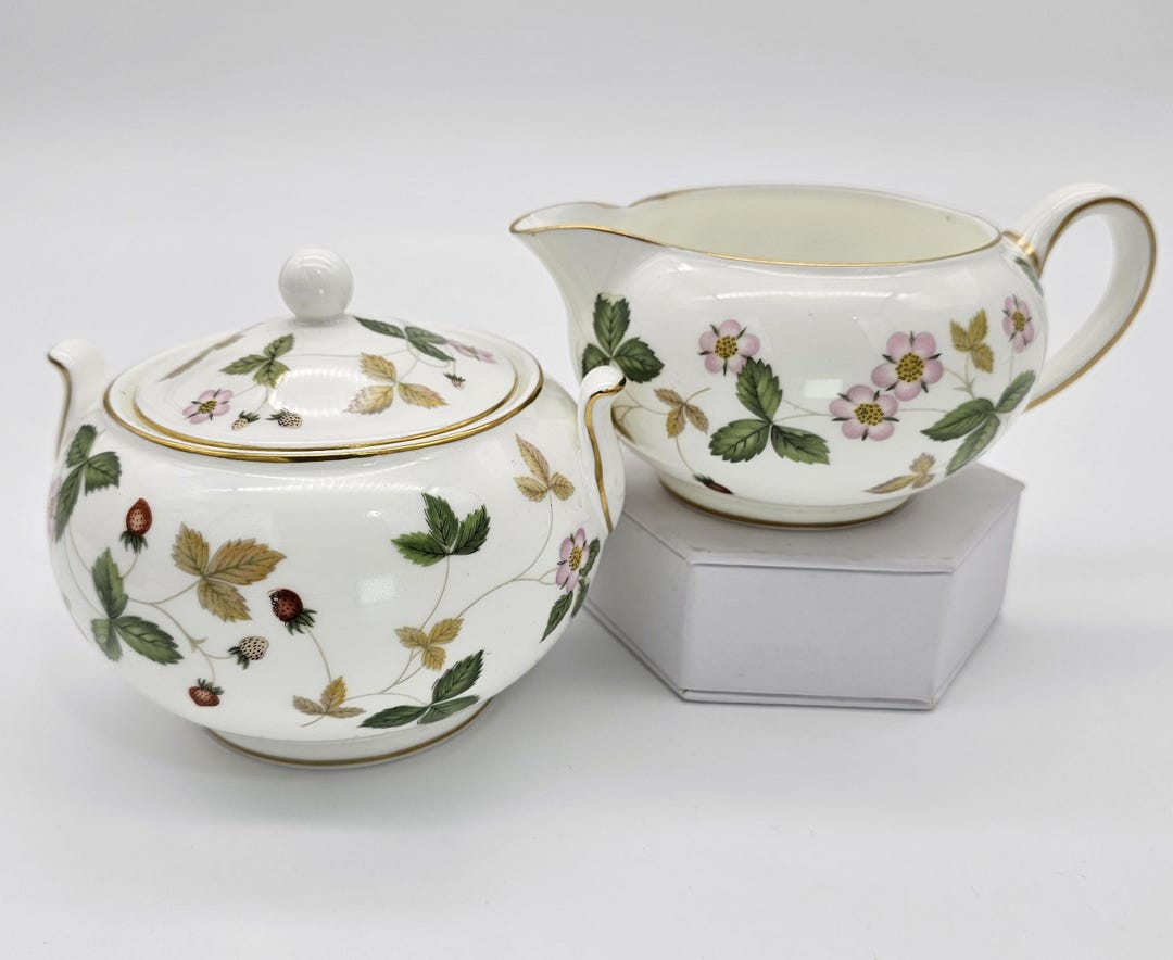 Wedgwood Wild Strawberry Sugar Bowl With Lid and Creamer Set