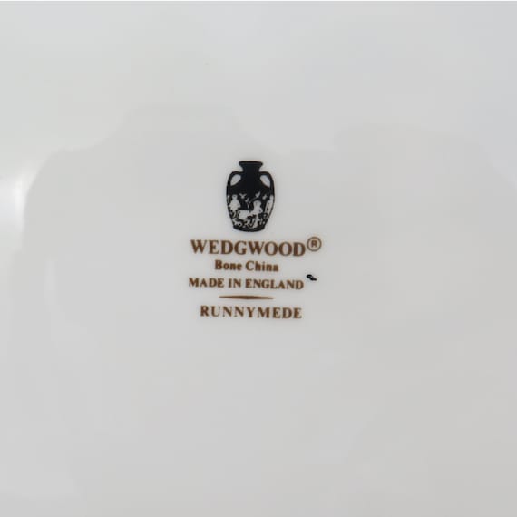 ウエッジウッド　RUNNYMEDE Wedgwood Runnymede China Set for 8, Dark Blue, Pink Shells