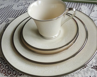 LENOX Moonspun 40-delige porseleinen set voor 8 personen, huwelijkscadeau crème body witte bloem platina afwerking luxe servies, niet meer leverbaar