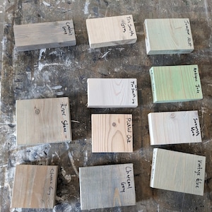 Puede incluir: Muestras de color de tinte para madera en varios tonos de verde, gris y marr&oacute;n. Las muestras est&aacute;n etiquetadas con nombres como "Juniper Mist", "Antique Jade", "River Stone", "Classic Gray", "Charcoal Gray", "Tin Smith Gray", "Pickled Oak", "Vintage Blue" y "Suawash Blue".