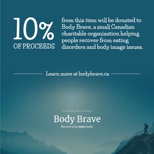 Puede incluir: Un gr&aacute;fico azul con texto blanco que dice "10% de las ganancias de este art&iacute;culo ser&aacute;n donadas a Body Brave, una peque&ntilde;a organizaci&oacute;n ben&eacute;fica canadiense que ayuda a las personas a recuperarse de los trastornos alimenticios y los problemas de imagen corporal. Para obtener m&aacute;s informaci&oacute;n, visite bodybrave.ca". Debajo del texto, una cordillera con la silueta de una persona caminando por un sendero.