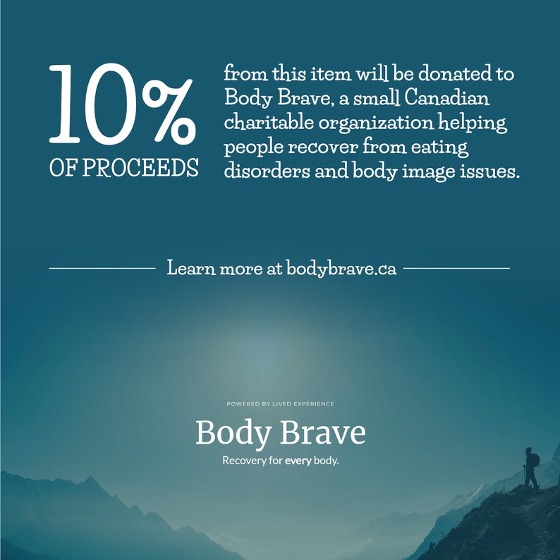 Puede incluir: Un gr&aacute;fico azul con texto blanco que dice "10% de las ganancias de este art&iacute;culo ser&aacute;n donadas a Body Brave, una peque&ntilde;a organizaci&oacute;n ben&eacute;fica canadiense que ayuda a las personas a recuperarse de los trastornos alimenticios y los problemas de imagen corporal. Para obtener m&aacute;s informaci&oacute;n, visite bodybrave.ca". Debajo del texto, una cordillera con la silueta de una persona caminando por un sendero.