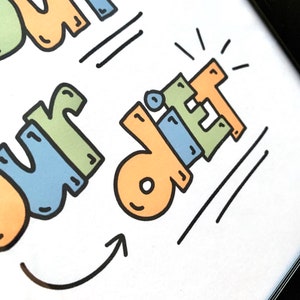 Puede incluir: Una ilustraci&oacute;n colorida de la frase "Ordena tu vida" con un esquema de color verde, azul, naranja y amarillo. Las palabras est&aacute;n delineadas en negro y tienen un estilo de dibujos animados.