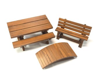 Handgemaakte cederhouten poppenhuistuinset – picknicktafel, brug, bank – rustiekbruin (schaal 1:12)