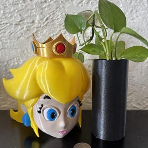 Könnte beinhalten: Rustikales Holzschild mit dem Text "Welcome to our home" in weißer Schrift. Das Schild hat eine Used-Optik und ein schlichtes, einladendes Design für den Eingangsbereich.