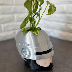 Maceta RoboCop: Acabado metálico realista, decoración retro