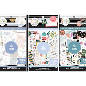 Puede incluir: Tres hojas de pegatinas para The Happy Planner. Las hojas de pegatinas están etiquetadas como "Acuarelas neutras", "Flores de tendencia" e "Historia del color". Cada hoja presenta una variedad de pegatinas con diferentes diseños y colores. Las hojas de pegatinas están empaquetadas en plástico transparente con un fondo a rayas blanco y negro.