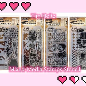 Puede incluir: Cuatro sellos y plantillas de medios mixtos en blanco y negro de Tim Holtz. Las plantillas presentan números, letras, un diseño vintage con un hombre con sombrero y un diseño con un engranaje y una brújula.