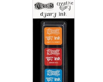Puede incluir: Un juego de cuatro almohadillas de tinta Dylusions Creative Dyary en un embalaje de plástico transparente. Las almohadillas de tinta son de los colores: Huered Orange, Pombox Red, London Blue y Cat Scan.