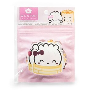 Op de afbeelding: Een roze en witte verpakking met 37 uitgestanste stickers met schattige cartoon-wonton-dumplings met glimlachende gezichten. De stickers zijn gelabeld met "Wonton in a Million&trade;" en "Uitgestanste stickers/Autocollants en Metal Coule".