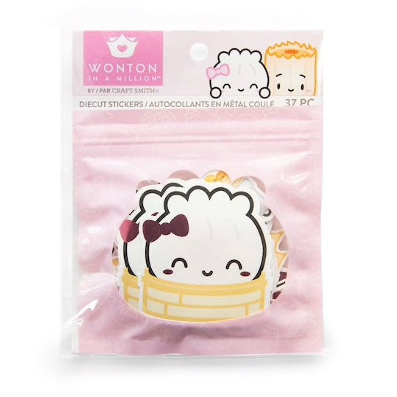 Op de afbeelding: Een roze en witte verpakking met 37 uitgestanste stickers met schattige cartoon-wonton-dumplings met glimlachende gezichten. De stickers zijn gelabeld met "Wonton in a Million&trade;" en "Uitgestanste stickers/Autocollants en Metal Coule".