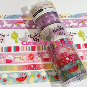 Puede incluir: Un conjunto de seis cintas washi con varios diseños, incluyendo unicornios, llamas, helados y sandía. Las cintas están empaquetadas en un contenedor de plástico transparente con el nombre de la marca "Recollections" impreso en la etiqueta.